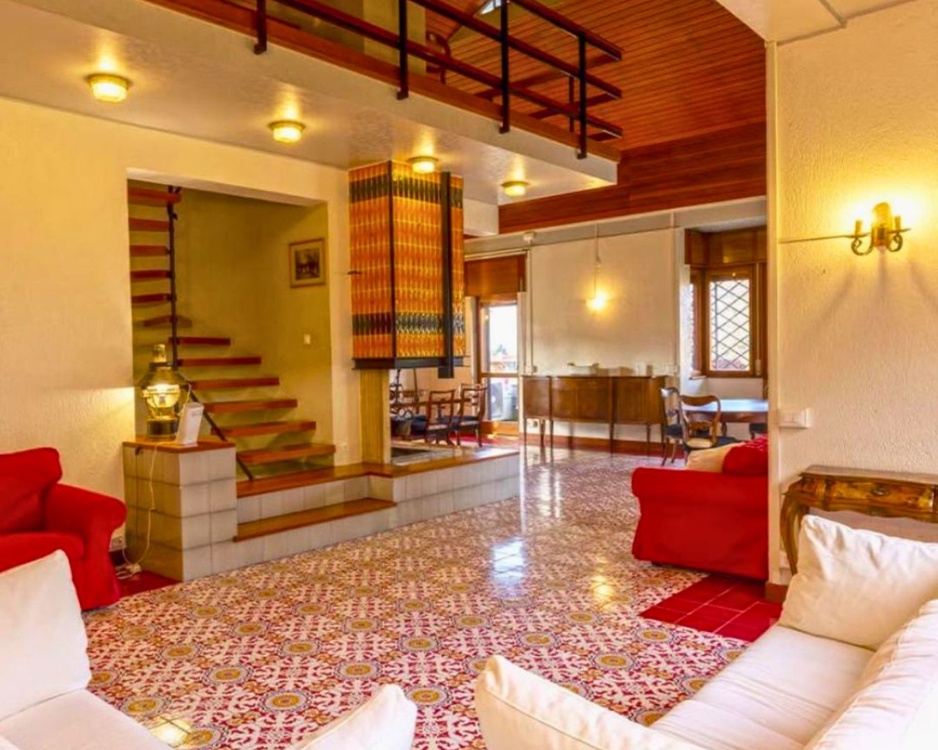 Villa G27 - il salotto con la libreria